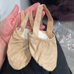 NWT- never used Capezio half-soles dance shoes Hanami Pirouette M kids Nude